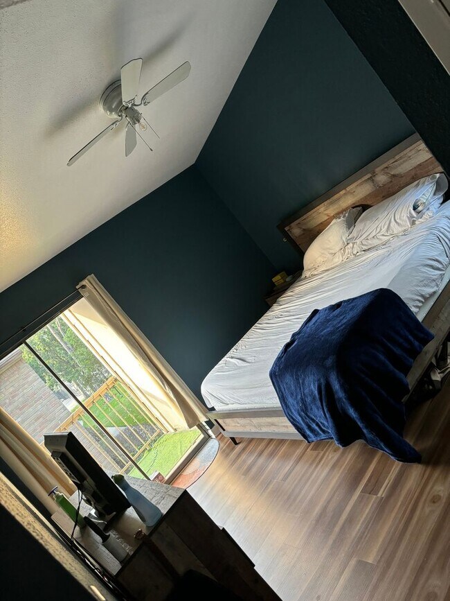 Building Photo - 2 Bedroom Townhome in Houston
