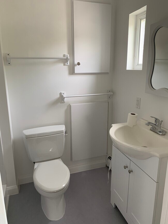 Master Bath - 930 Tooker Ave