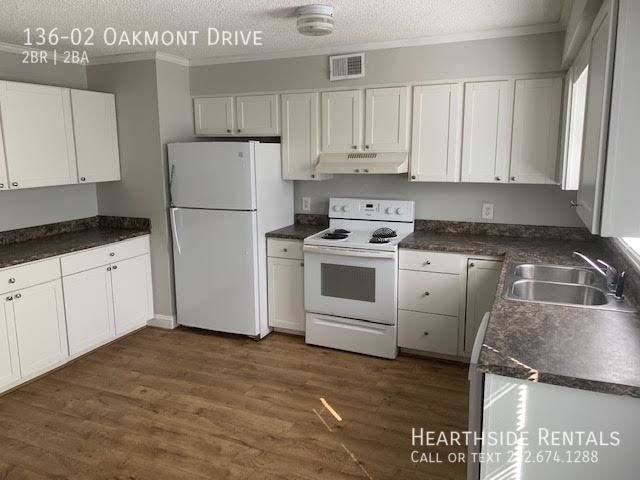 Foto del edificio - "Charming 2-Bedroom Townhouse on Oakmont D...