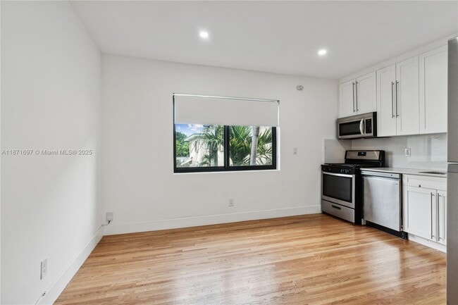Foto del edificio - 8010 Crespi Blvd