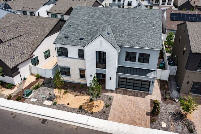 Foto del edificio - 6120 Triple Crown Dr