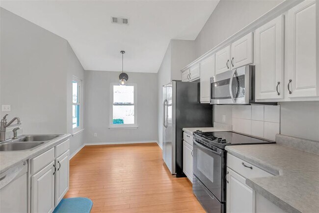 Foto del edificio - 8560 High School Blvd