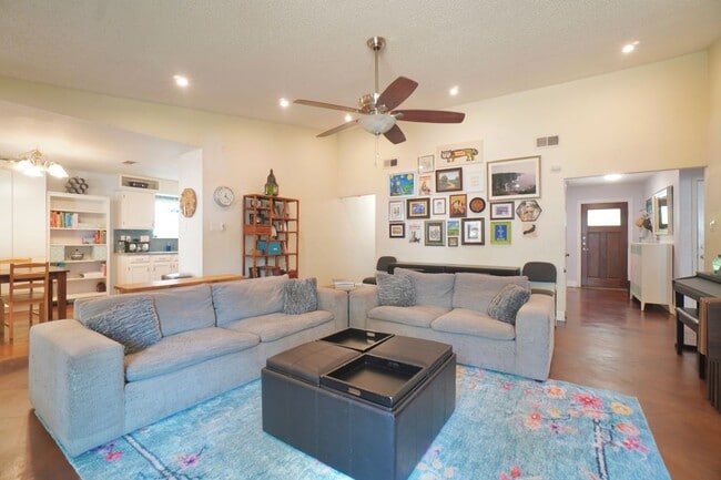 Building Photo - 4600 Pelham Dr