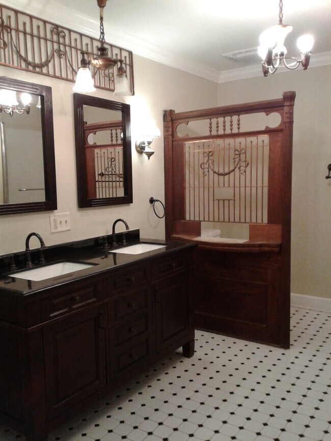 Building Photo - 124 E Main St