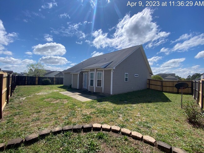 Foto del edificio - 2126 Queen Elizabeth Ln