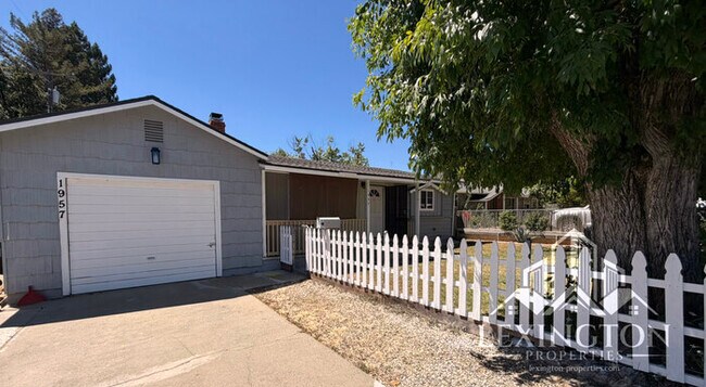 Foto del edificio - Charming 2 Bedroom Home with Large Backyard & Garage