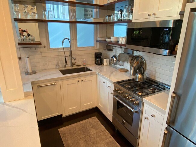 Building Photo - Exquisite top floor 1BD. Fully furnished and accessorized. Hardwood floors. Dishwasher/Microwave....