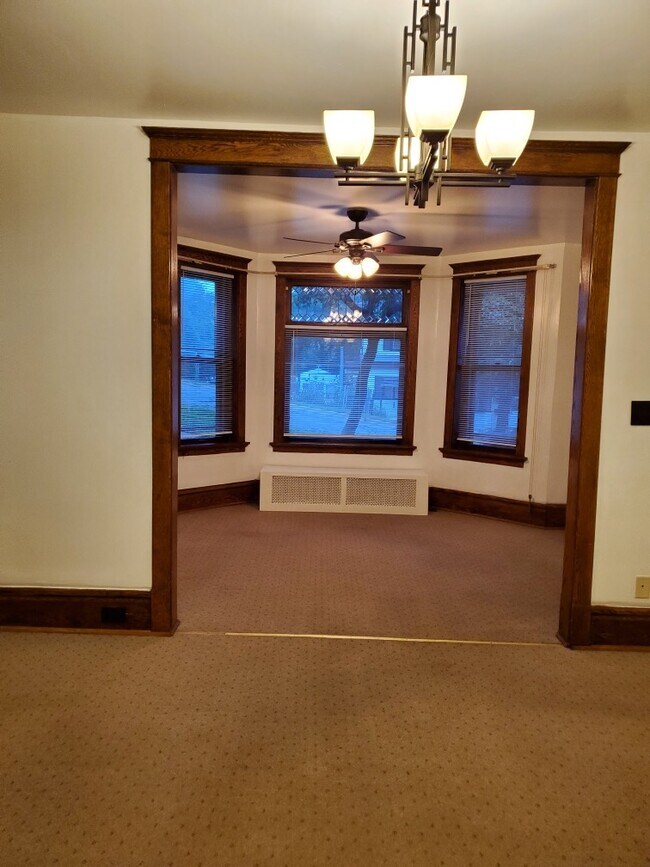 Living Dining room - 425 N 1st Ave E