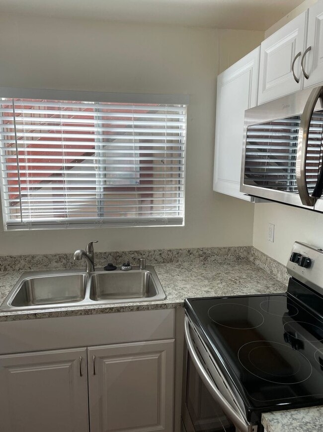 Foto del edificio - Bright and Charming 3 Bedroom 2 Bath Condo with Patio and A/C!