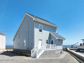 Building Photo - 323 Bayshore Dr
