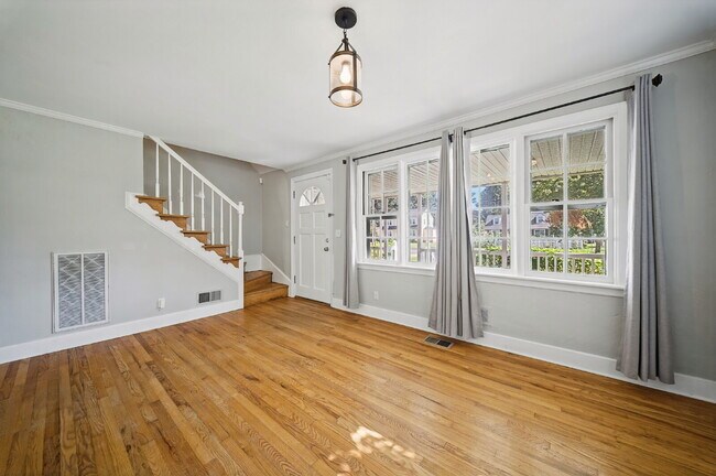 Foto del edificio - 4 Bedroom 2 Bathroom with large fenced in yard for Pets