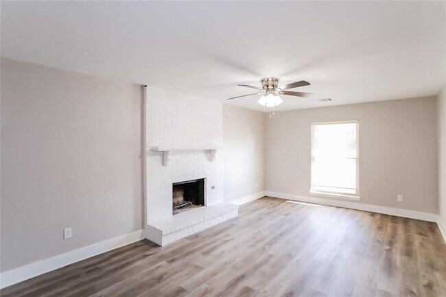 Building Photo - 445 Larkspur Ct