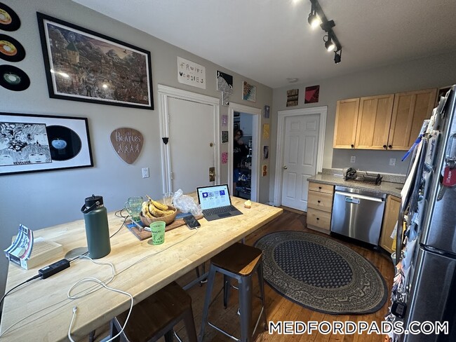 Building Photo - 9 Medford St