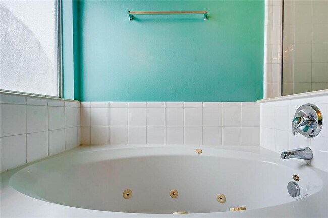 Foto del edificio - This one-story, three-bedroom, two bath ho...