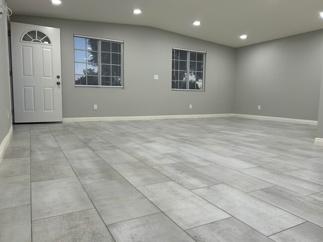 Building Photo - 4221 W Roberts Dr