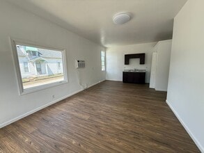 Building Photo - 400 Richardt Ave