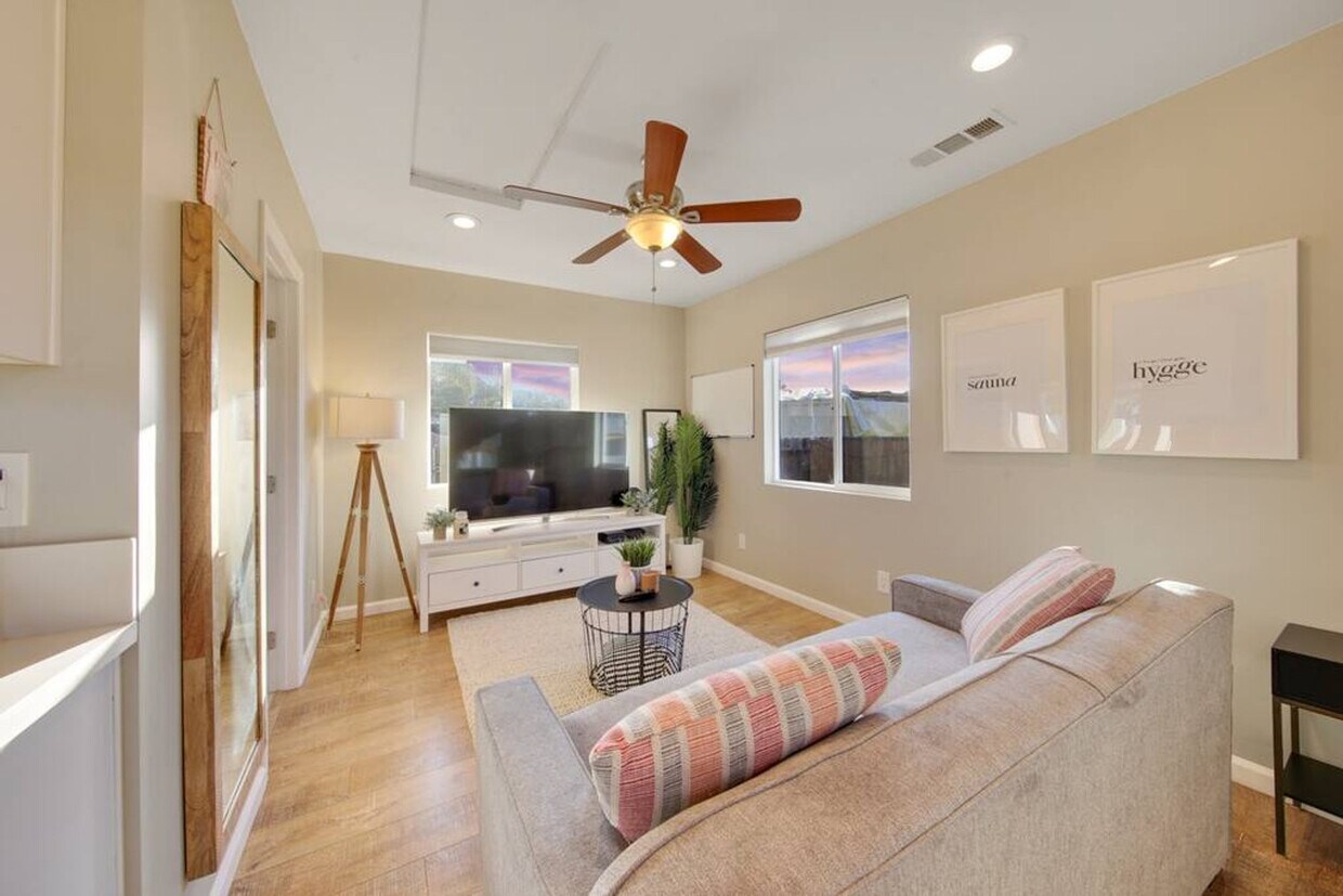 Foto principal - 3292 J St