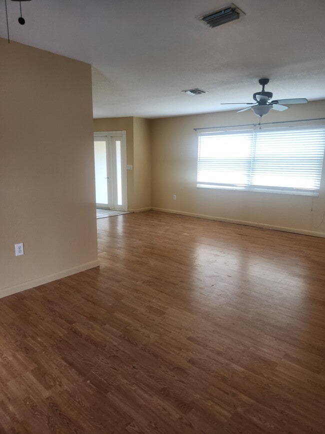 Sala de estar - 3089 Kingston St