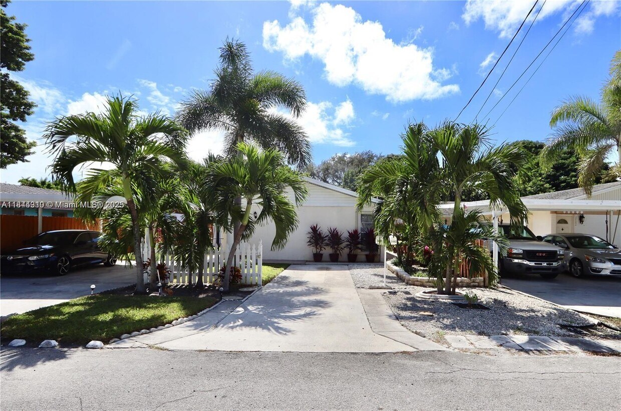 Primary Photo - 2490 NE 184th St
