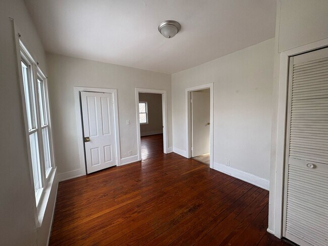 Foto del edificio - 1914 W 58th St