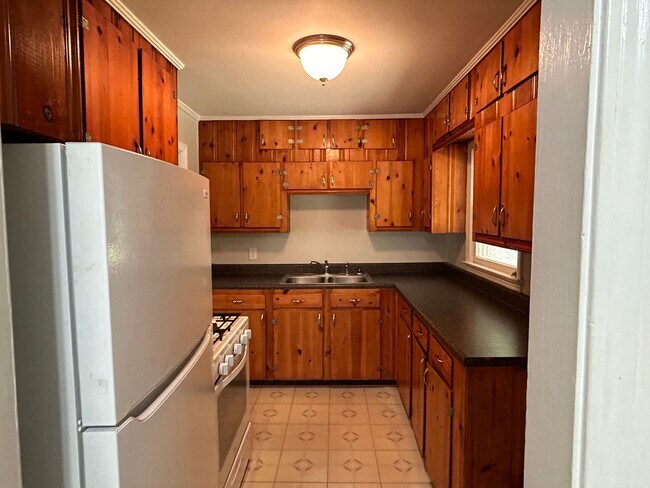 Building Photo - 14 Dogwood Avenue
