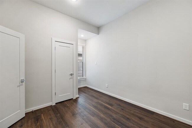 Foto del edificio - 5819 Fairdale Ln