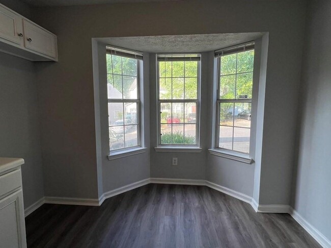 Foto del edificio - 3004 Regal Park Ct