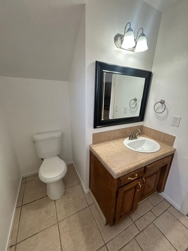 Building Photo - 2 Bedroom 1.5 Bathroom Condo In SE Visalia!!