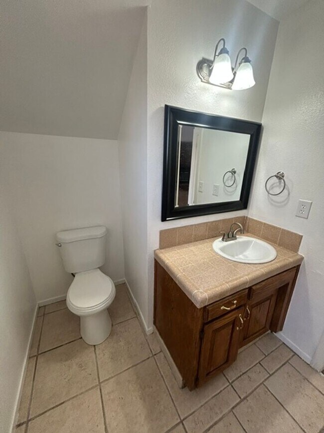 Foto del edificio - 2 Bedroom 1.5 Bathroom Condo In SE Visalia!!