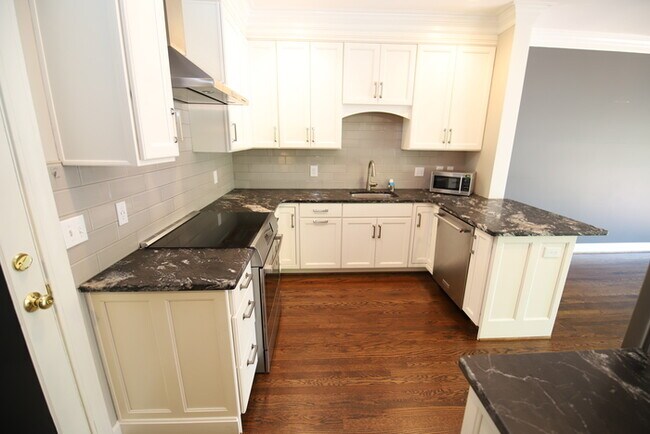 Foto del edificio - Three Bedroom St Matthews Condo