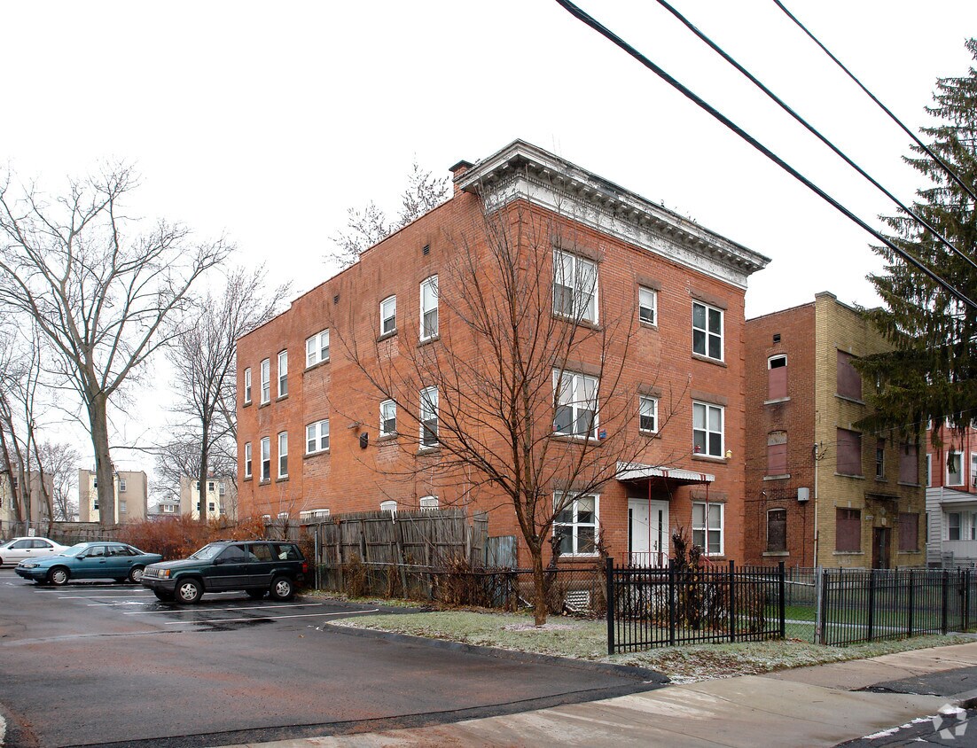 Primary Photo - 15 Cabot St