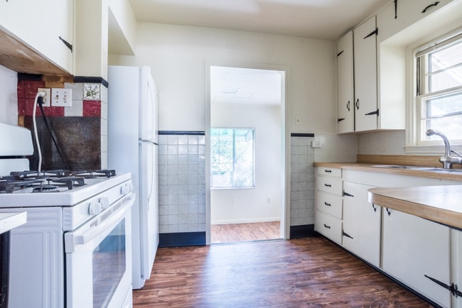 KITCHEN - 112 S Bryant St