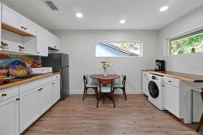 Foto del edificio - 9037 Ron Den Ln