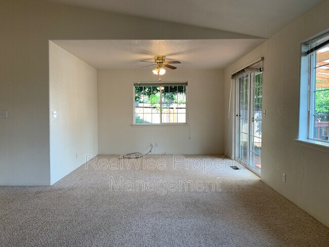 Foto del edificio - 909 NE Dewey Dr