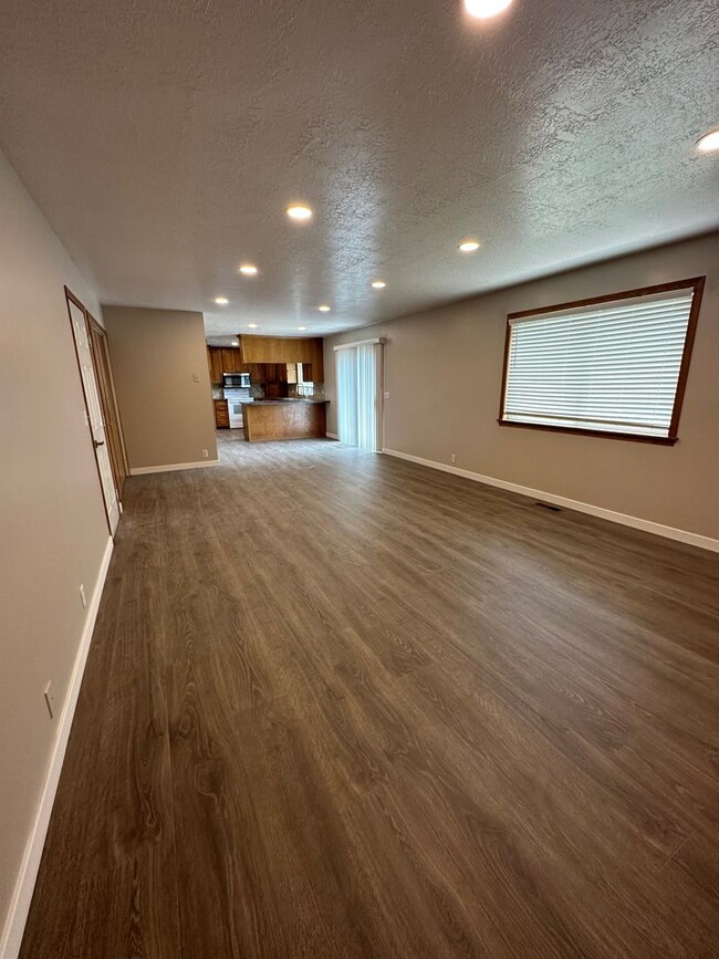 Building Photo - 5 Bedroom Home with 2 Car Garage