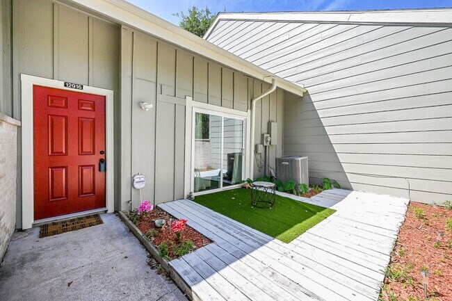 Building Photo - 12916 Wirevine Ln