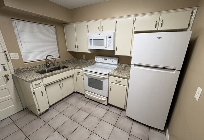 Cocina actualizada - 611 W Hancock St