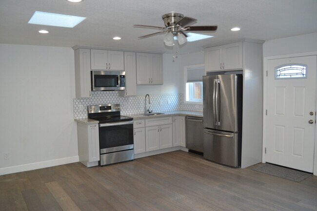 Kitchen area - 603 Orvis Ave