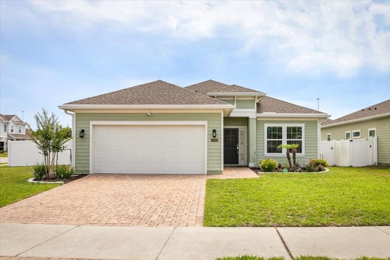 Foto principal - Beautiful 3/2 with Fully Fenced Backyard a...