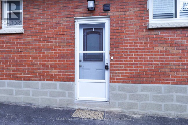Building Photo - 242 Chadburn St