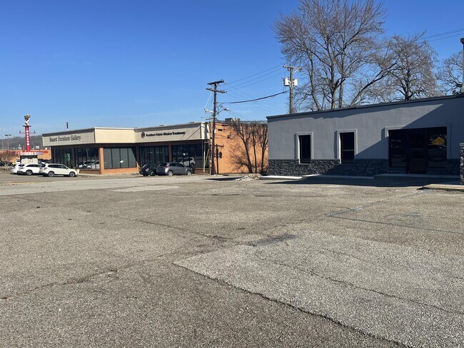 Building Photo - 1532 Kanawha Blvd W