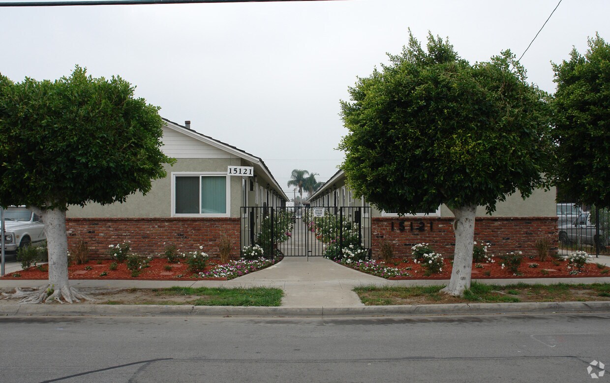 Building Photo - 15121 Van Buren St