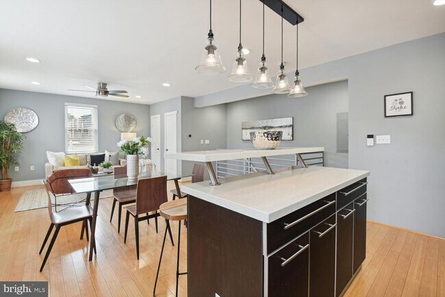 Building Photo - Beautiful 2 level condo with HUGE private ...