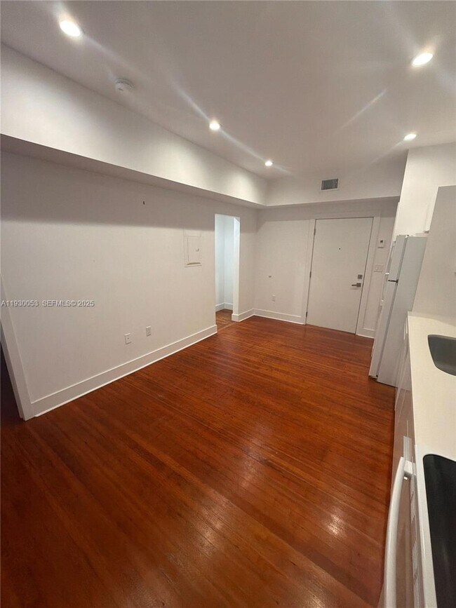 Foto del edificio - 3677 Poinciana Ave