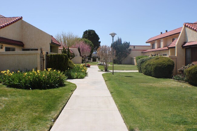 Foto del edificio - Charming 2-Bedroom Home in Gated Community...