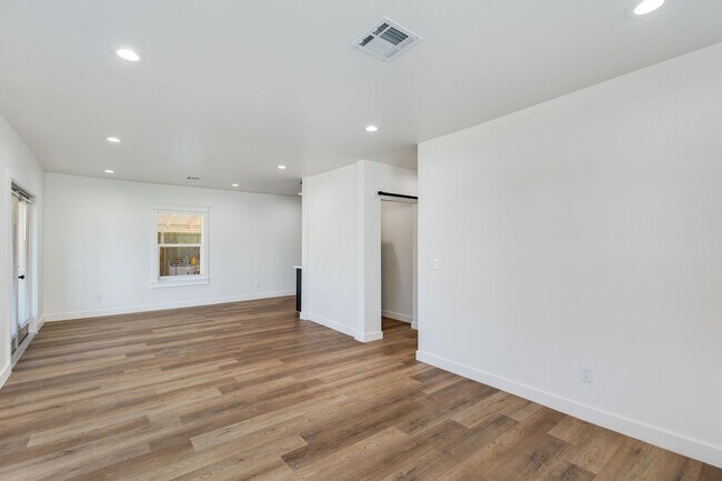 Building Photo - 1329