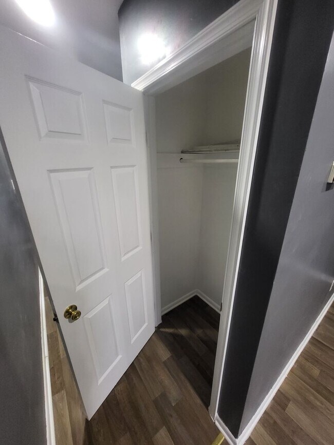 Building Photo - 4 Bed/ 2 Bath Townhouse