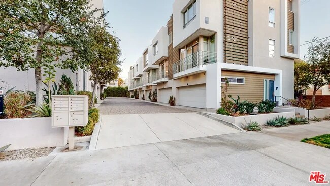 Foto del edificio - 1400 N Fuller Ave