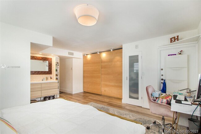Building Photo - 4122 Collins Ave