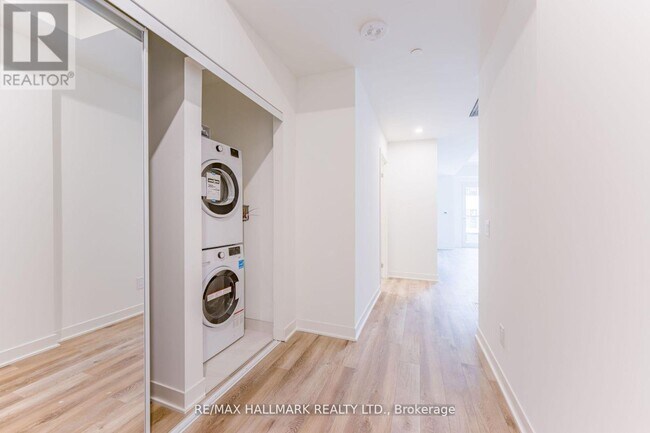 Photo du bâtiment - 1808-1808 St Clair Ave W